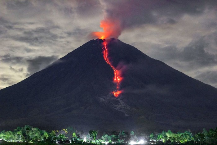 Ilustrasi erupsi Gunung Semeru (Source: AFP)