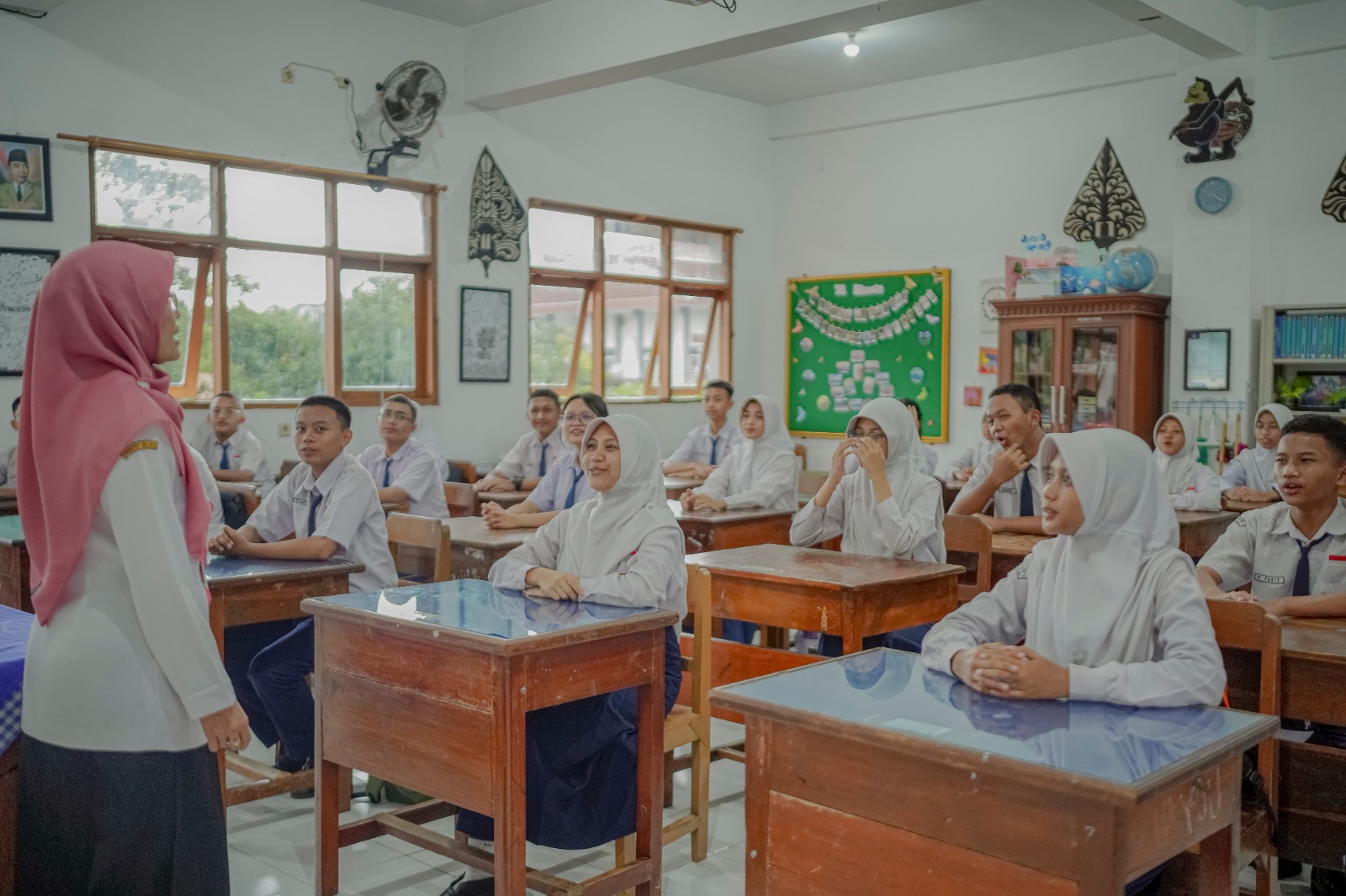 Ilustrasi guru sedang mengajar