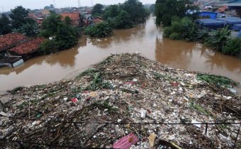 Ilustrasi sungai tercemar