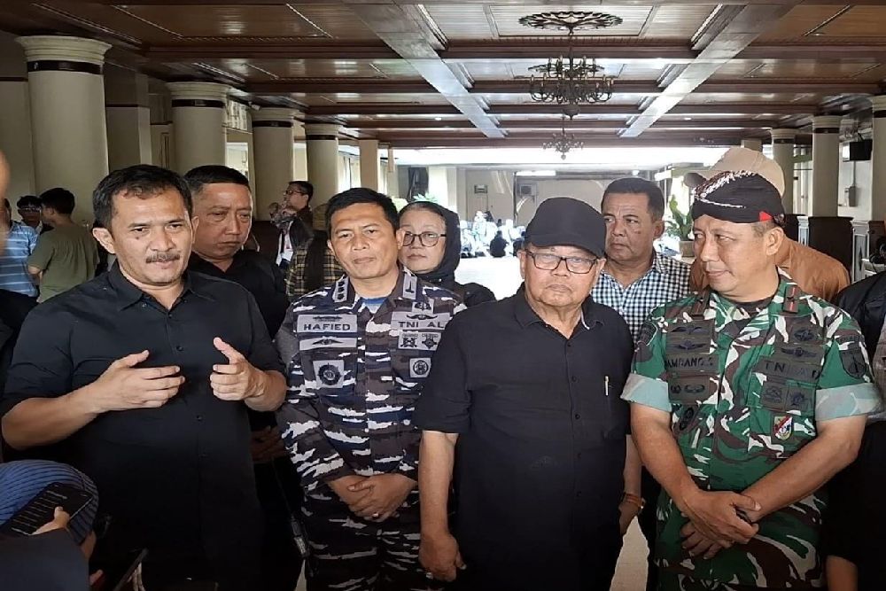 Ketua DPRD DIY, Nuryadi (tengah) saat memberikan keterangan apresiasi untuk masyarakat Jogja Senin (1/9). (Source: Harian Jogja)