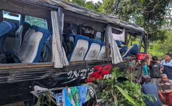 Kondisi bus yang membawa rombongan RS Bina Sehat. (Source: Radar Jember)