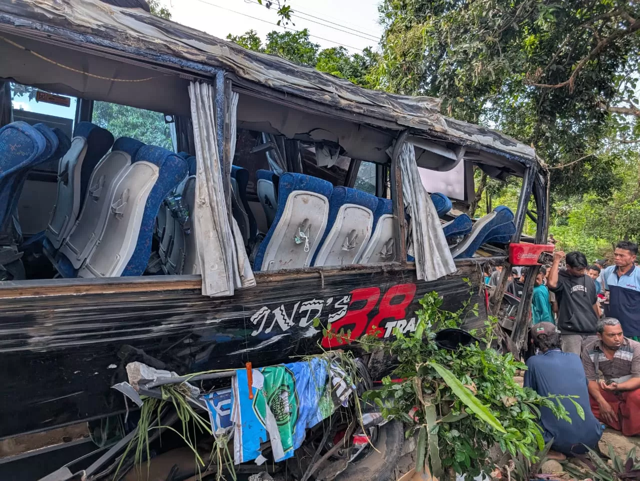 Kondisi bus yang membawa rombongan RS Bina Sehat. (Source: Radar Jember)