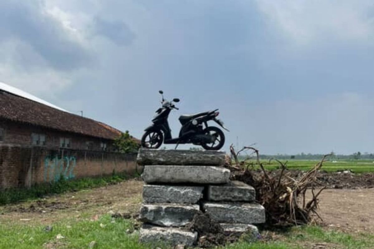 Motor di Atas Beton Tinggi Sleman (Source: instagram merapi_uncover)
