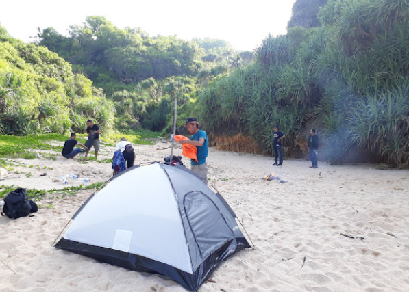 Pengunjung sedang mendirikan tenda di Pantai Ngrawah Gunungkidul (Source: Google Maps)