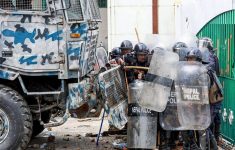 Personel polisi di luar Gedung Parlemen di Kathmandu (8/9). (Source: AFP)