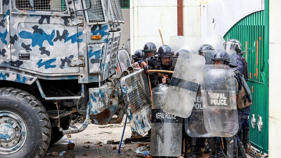 Personel polisi di luar Gedung Parlemen di Kathmandu (8/9). (Source: AFP)