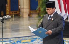 Presiden Prabowo Subianto melantik sejumlah menteri di Istana Kepresidenan, Jakarta, (8/9). (Source: Antara)