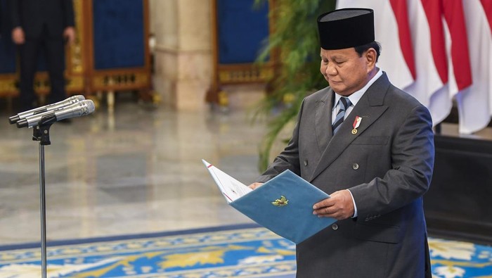 Presiden Prabowo Subianto melantik sejumlah menteri di Istana Kepresidenan, Jakarta, (8/9). (Source: Antara)
