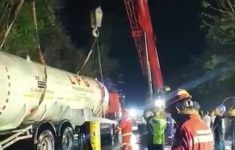 Proses evakuasi truk elpiji di Gunungkidul (Source: Warga)
