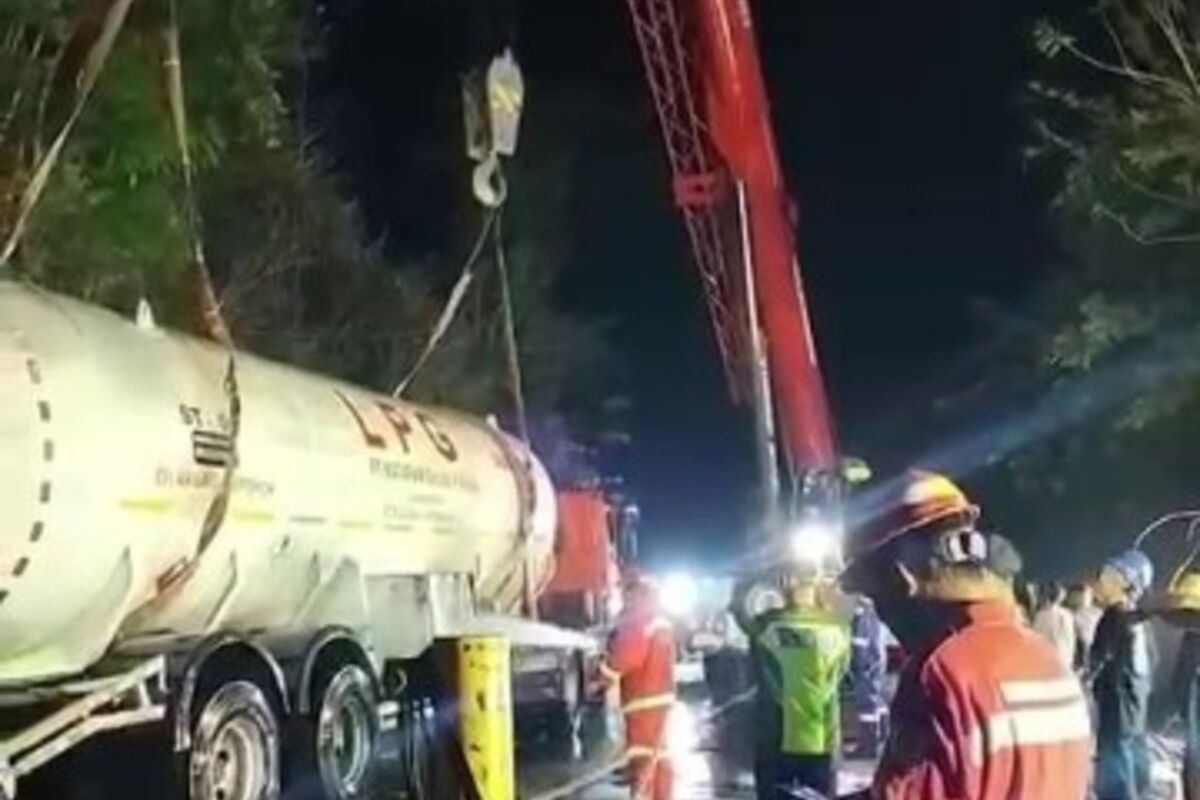 Proses evakuasi truk elpiji di Gunungkidul (Source: Warga)
