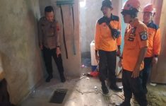 Petugas mengecek lokasi kejadian anak balita tercebur di sumur (Source: Harian Jogja)