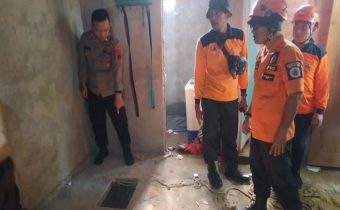 Petugas mengecek lokasi kejadian anak balita tercebur di sumur (Source: Harian Jogja)