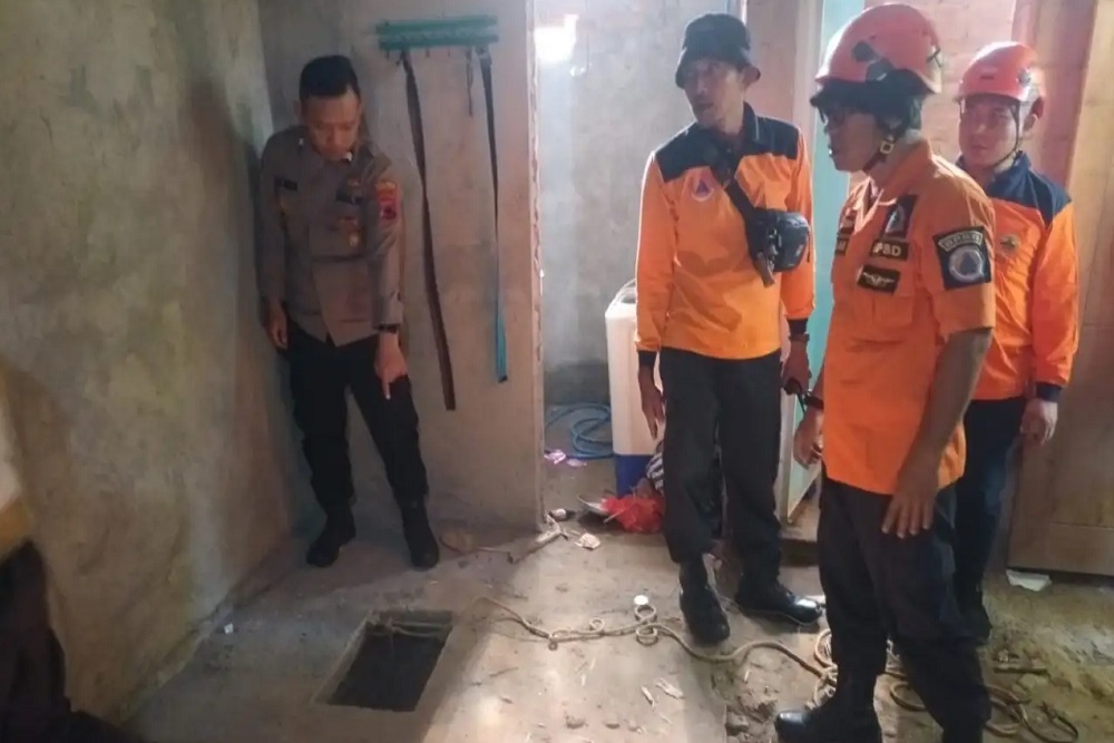 Petugas mengecek lokasi kejadian anak balita tercebur di sumur (Source: Harian Jogja)