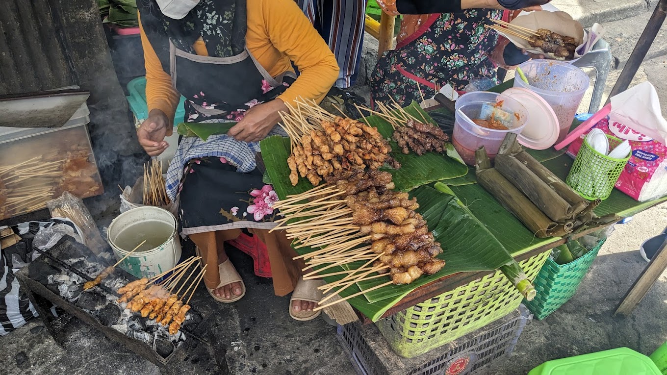 Sate Kere Beringharjo, Kuliner Legendaris Jogja yang Wajib Kamu Coba dengan Harga Ramah di Kantong 2 Salah satu penjual Sate Kere Beringharjo