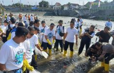 Sultan HB X Tebar Benih Ikan di Sungai Code (19/9). (Source: Kompas)