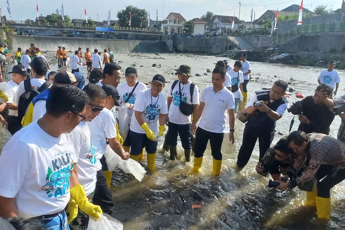 Sultan HB X Tebar Benih Ikan di Sungai Code (19/9). (Source: Kompas)