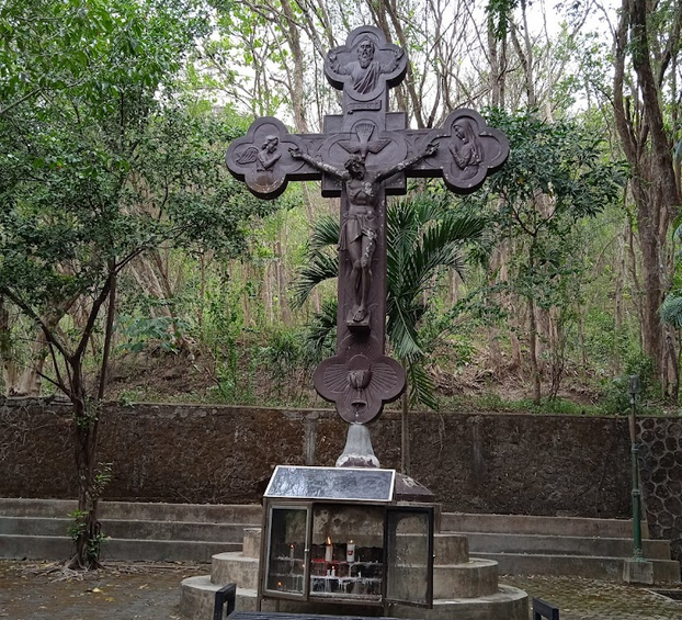 Tiang salib Gua Maria Sriningsih