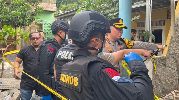 Tim gegana Brimob Polda Metro Jaya sedang olah TKP ledakan di Tangsel (Source: Detik)