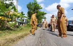 Bupati Kulon Progo meninjau Jalan Cerme-Gotakan (Source: Radar Jogja)
