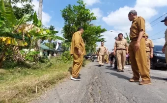 Bupati Kulon Progo meninjau Jalan Cerme-Gotakan (Source: Radar Jogja)