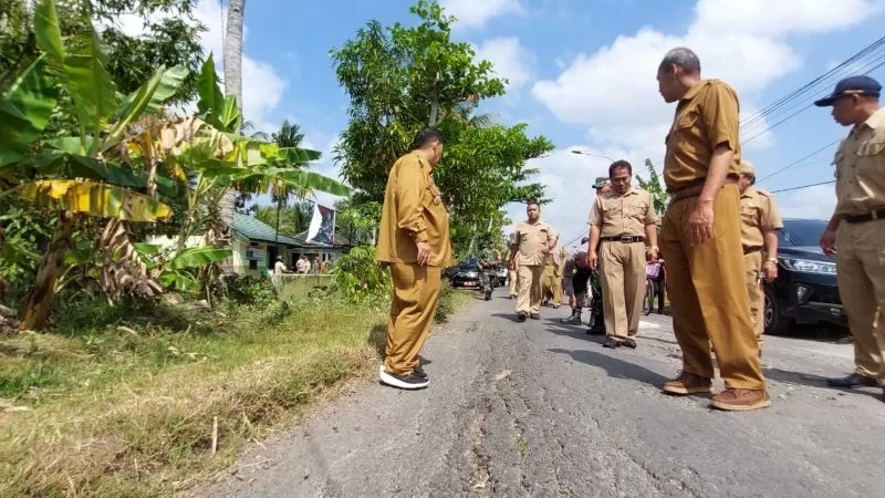 Bupati Kulon Progo meninjau Jalan Cerme-Gotakan (Source: Radar Jogja)