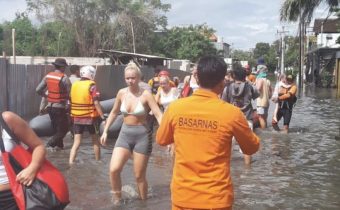Turis di evakuasi saat banjir Bali (Source: BPBD Badung)