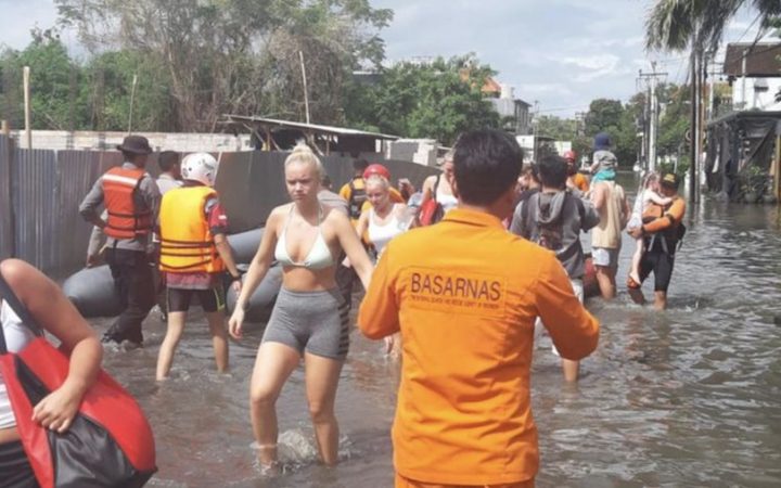 Turis di evakuasi saat banjir Bali (Source: BPBD Badung)