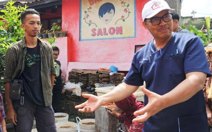 Wali kota Yogyakarta Hasto Wardoyo di Kampung Pengok RW 12 meninjau pengolahan sampah sisa makanan. (Source: Pemkot Yogyakarta)