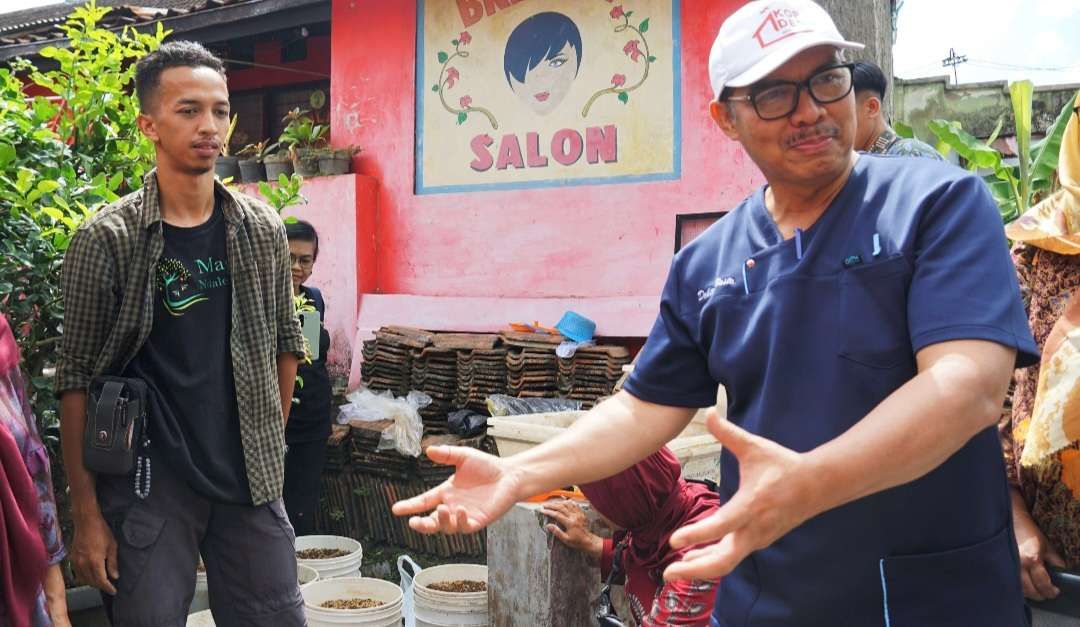 Wali kota Yogyakarta Hasto Wardoyo di Kampung Pengok RW 12 meninjau pengolahan sampah sisa makanan. (Source: Pemkot Yogyakarta)