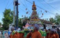 Warga Padukuhan Monggang Kalurahan Pendowoharjo Bantul memperingati Maulid Nabi Muhammad SAW. (Source: Tribun News)