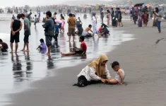 Wisatawan di Pantai Parangtritis (Source: IDN Times)