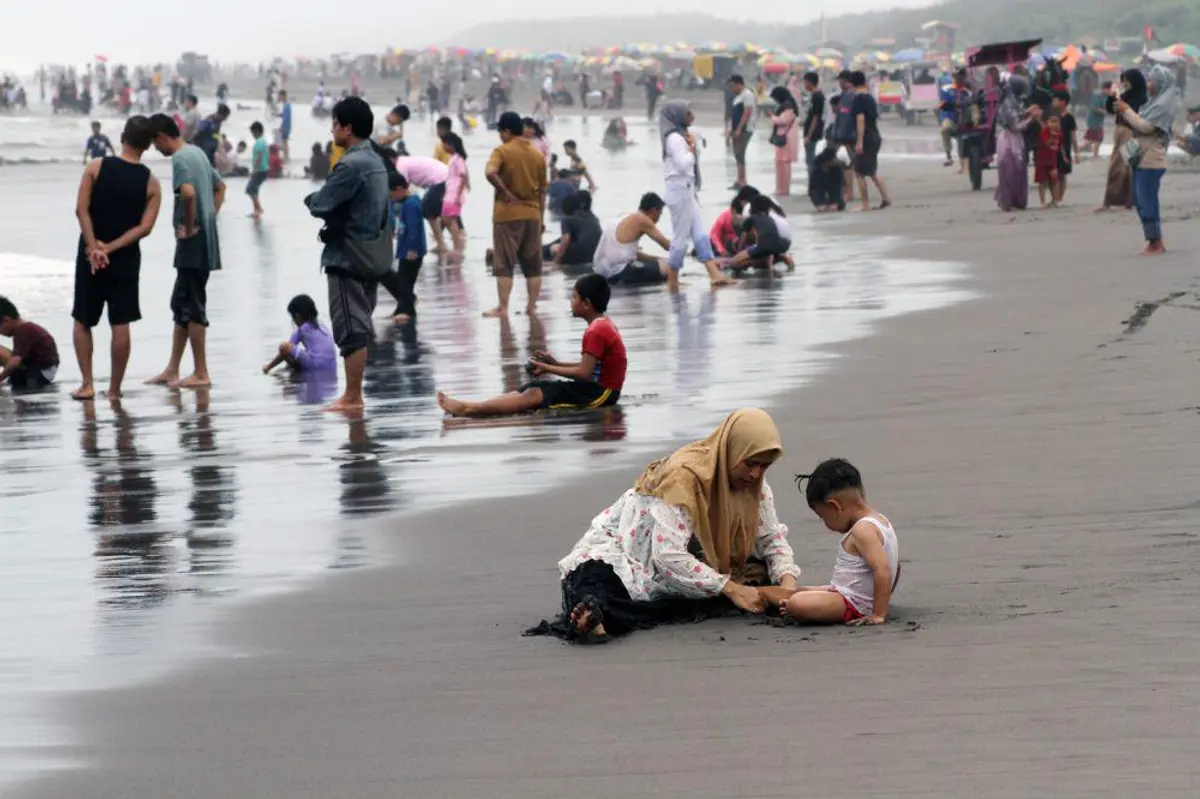 Wisatawan di Pantai Parangtritis (Source: IDN Times)