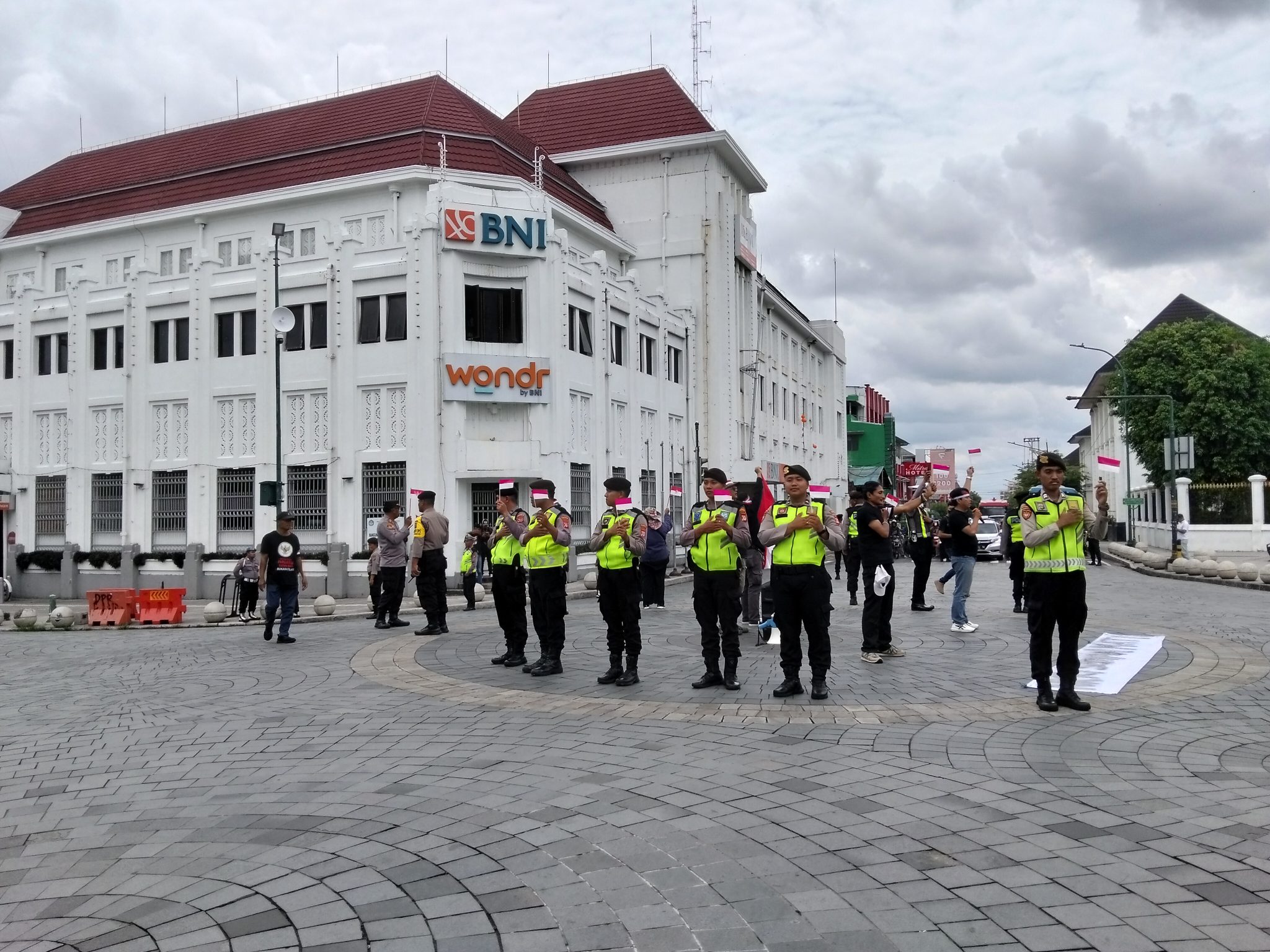 Aksi ARPI Warnai Titik Nol Jogja, 1.000 Bendera Merah Putih Dibagikan di Hari Sumpah Pemuda 5 Aksi ARPI Warnai Titik Nol Jogja (Source: Harian Rakjat)