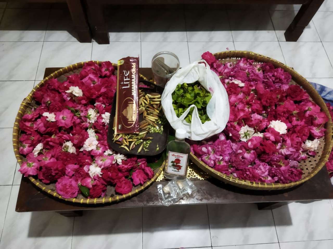 Warisan Bunga Mbah Cokrojoyo: Ngatiyem Teruskan Tradisi Suci dari Godean ke Ngluwar 1 Bunga yang dijual Ibu Ngatiyem terdiri dari mawar, kenanga, kantil, melati dan kemenyan (Source: RRI)