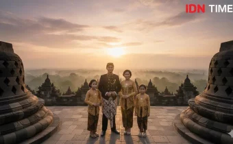 Contoh hasil prompt Gemini AI Foto Keluarga Adat Jawa (Source: IDN Times)