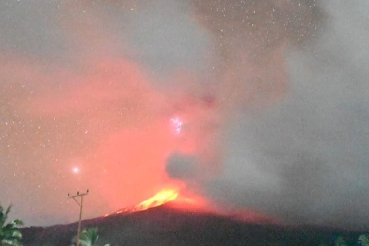 Gunung Lewotobi Laki-laki meletus pada Selasa (14102025). (Source: PGA Lewotobi Laki-Laki)