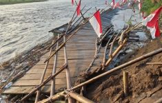 Ilustrasi jembatan apung rusak parah di Ngentakrejo, Lendah, Kulon Progo (Source: Kompas)