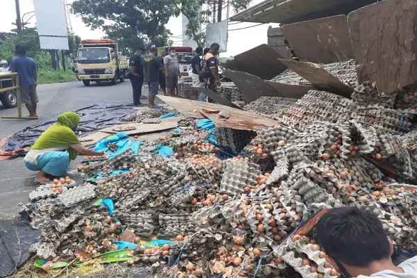 Kronologi Kecelakaan di Kalasan: Bus Sugeng Rahayu Tabrak Truk Pembawa Telur, Tiga Kendaraan Terlibat! 2 Ilustrasi kecelakaan bus sugeng rahayu tabrak truk pembawa telur