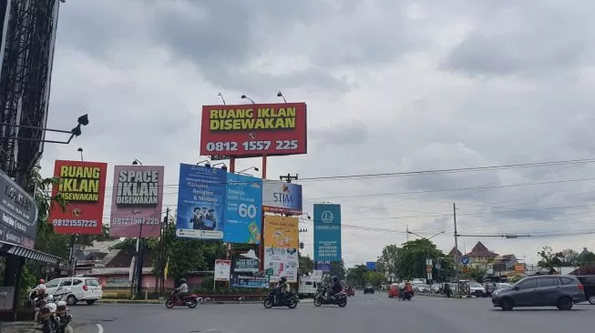 Ilustrasi reklame ilegal (Source: Suara)