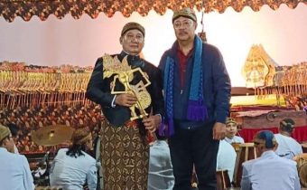 K.R.A.Ki.H.Gunarto Gunotalijendro.SH.MM Bersama Gusti Benowo. (Source: RRI)