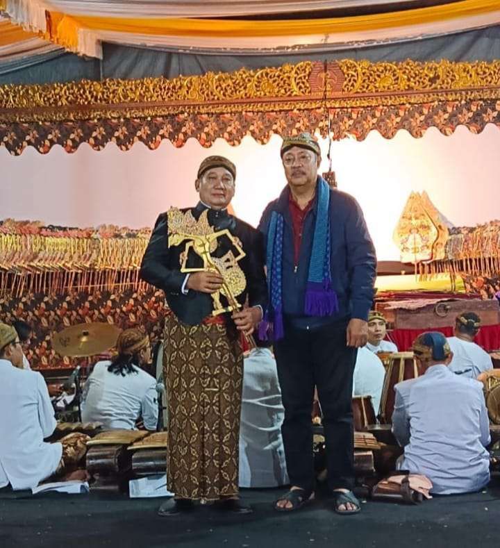 K.R.A.Ki.H.Gunarto Gunotalijendro.SH.MM Bersama Gusti Benowo. (Source: RRI)