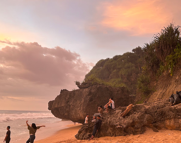 Pantai Watu Lawang Gunungkidul: Tiket Murah, Buka 24 Jam, dan Spot Sunset Romantis 2 Spot foto pantai Watu Lawang Gunungkidul. (Source: Google Maps)