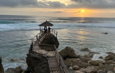 Pantai Watu Lawang Gunungkidul. (Source: Google Maps)