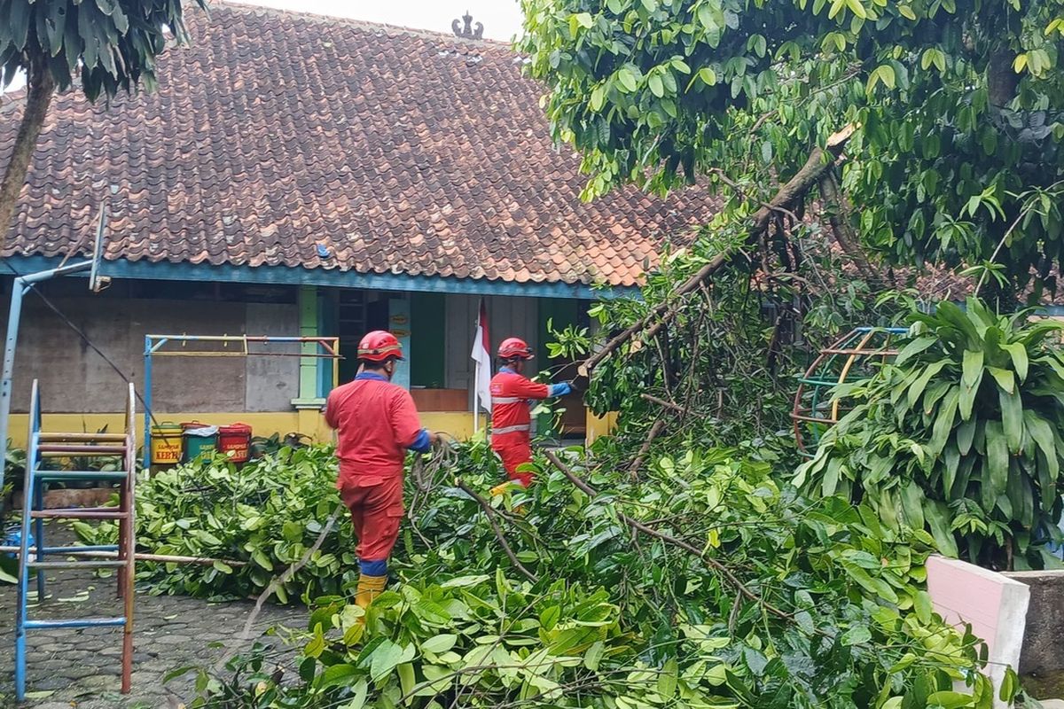 Petugas sedang melakukan evakuasi Joglo roboh diterjang angin kencang di Sleman. (Source: BPBD Sleman)