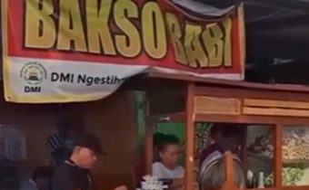 Spanduk Bakso Babi di Bantul (Source: Instagram Halal Corner)