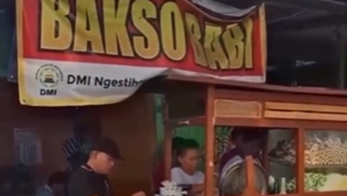 Viral Spanduk Bakso Babi di Bantul, Ternyata Ini Penjelasan MUI dan DMI 2 Spanduk Bakso Babi di Bantul (Source: Instagram Halal Corner)