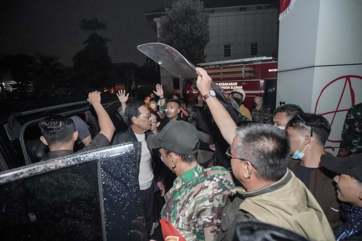 Sultan HB X Ungkap Sikap Saat Demo Besar di DIY: Itu Sudah Tanggung Jawab Saya 2 Sultan HB X masuk ke dalam Mapolda Jogja (Source: Humas Pemda DIY)