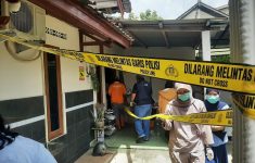 Garis polisi terpasang di halaman rumah kontrakan di Meijing Wetan, Ambarketawang, Gamping, Sleman. (Source: Kompas)