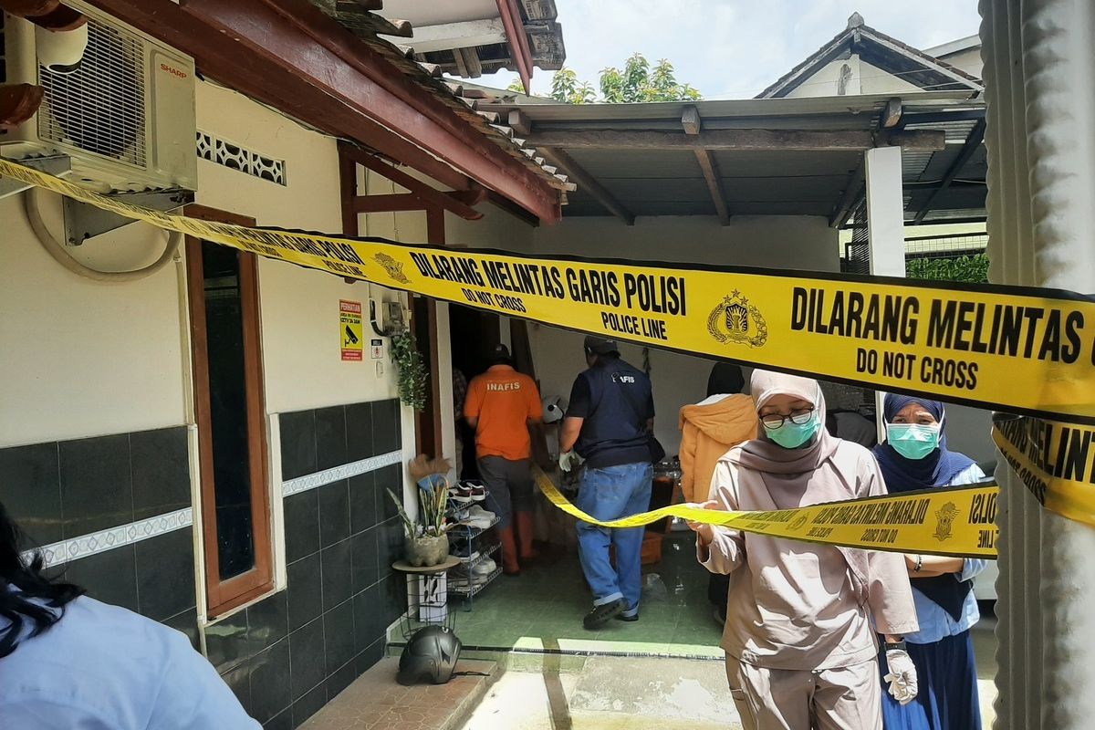 Garis polisi terpasang di halaman rumah kontrakan di Meijing Wetan, Ambarketawang, Gamping, Sleman. (Source: Kompas)