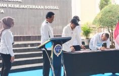 Kemensos Saifullah Yusuf bersama dengan Kemenhub Dudy Purwagandhi melakukan kesepakatan MoU. (Source: Antara)